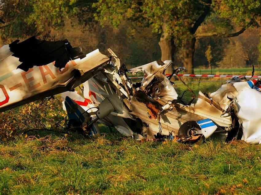 Kleinflugzeug abgestuerzt Sankt Augustin Meindorf P166.JPG